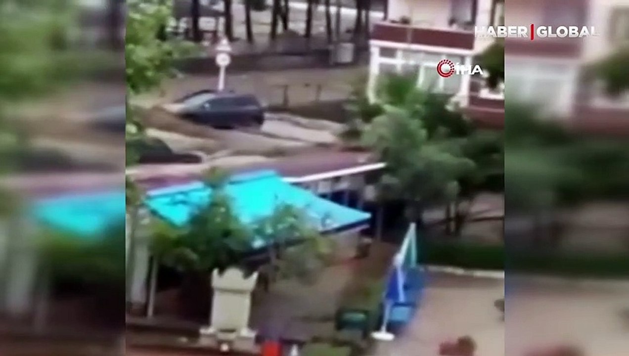 Bozkurt'taki sel felaketinden saniyeler önce çekildi: Kaçın, kaçın