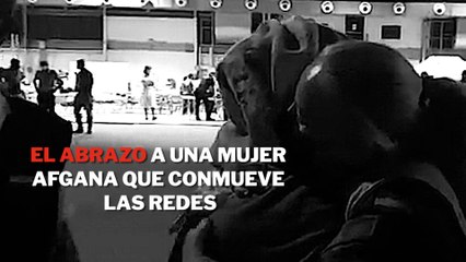 El abrazo de una militar española a una mujer afgana tras llegar a Torrejón que conmueve las redes
