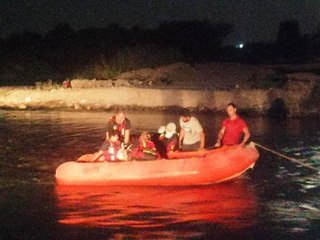 DİCLE NEHRİ'NDEKİ ADACIKTA MAHSUR KALAN AİLE BOTLARLA KURTARILDI