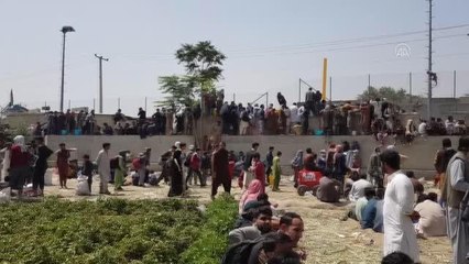 Kabil'i terk etmek isteyen Afganistanlıların havalimanı kapılarındaki bekleyişi sürüyor