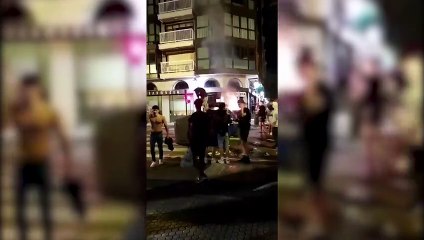 Otra noche de furia en San Sebastián: queman contenedores y destrozan escaparates de grandes tiendas