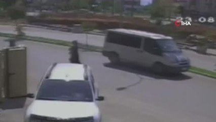 Anne ile kızı ölümden saniyelerle kurtuldu