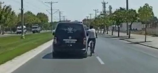 Son dakika haber | BİSİKLET SÜRÜCÜSÜNÜN TEHLİKELİ YOLCULUĞU KAMERADA