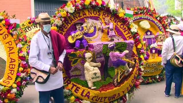 Colombie : parade des vendeurs de fleurs à Medellin