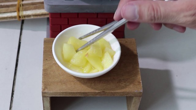 mini kitchen: how a chef makes candied apple into rock sugar apple