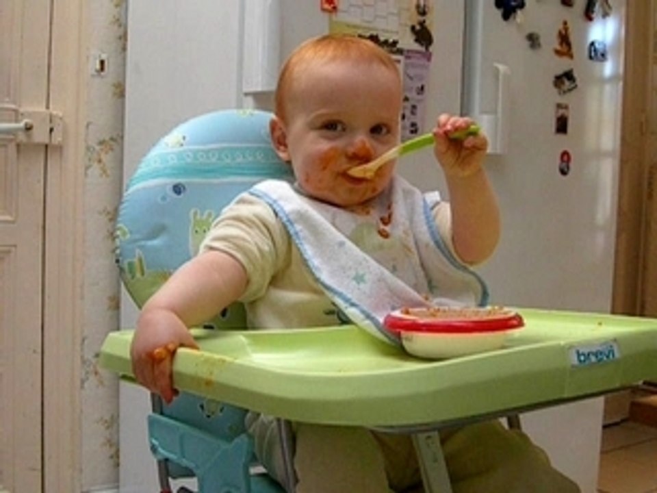 Ethan mange tout seul