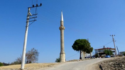 Yangında hasar gören cami yıkıldı, minaresi kaldı