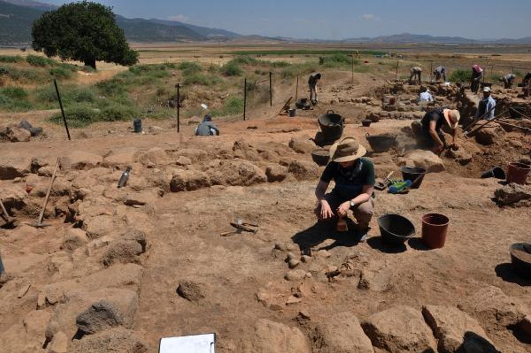 ZİNCİRLİ HÖYÜK'TE, DEMİR VE ORTA ÇAĞ ESERLERİ BULUNDU