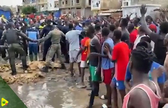 Zones inondées : Antoine Felix Diome passe un sale quart d’heure devant les jeunes