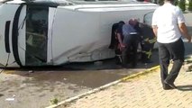 Servis minibüsü ile otomobil çarpıştı: 9 yaralı