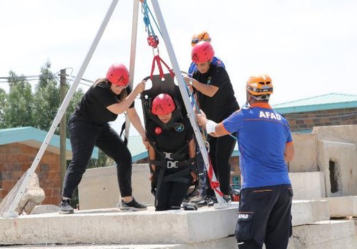 KADINLARDAN OLUŞAN ARAMA KURTARMA EKİBİNDEN NEFES KESEN DEPREM TATBİKATI