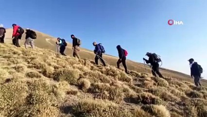 Süphan Dağı’nda kar kütlesi hızlıca eriyor