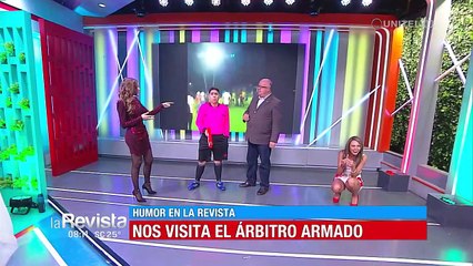 Humor: Árbitro trajo todo tipo de “armas” para “defenderse” de los presentadores