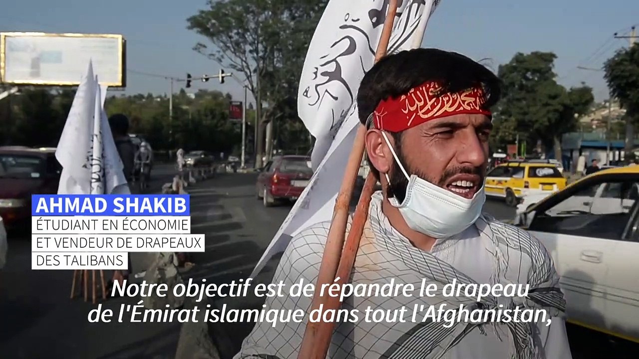 A Kaboul, des vendeurs de rues proposent des drapeaux des talibans