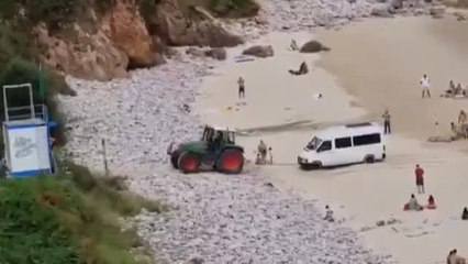 Multado un autocaravanista por aparcar en plena playa de Llanes