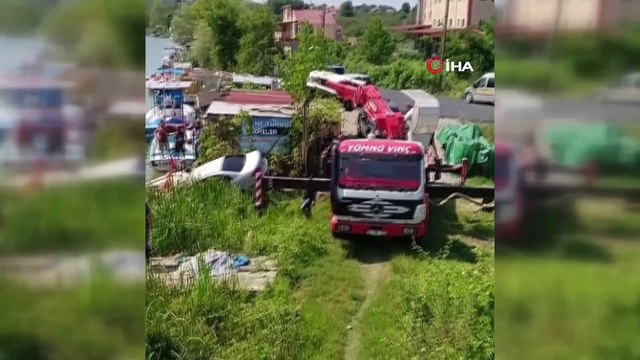 Kontrolden çıkan otomobil Melen Çayı’na uçtu: Anne ve kızı yüzerek kurtuldu