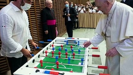 La foto di Papa Francesco che gioca a biliardino