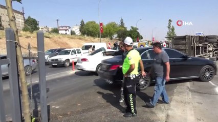 Demir yüklü kamyonet otomobilin üzerine devrildi