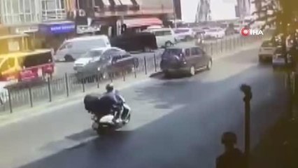 Kadıköy'de sollama yaparken öndeki araca böyle çarptı