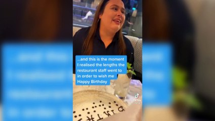 Inclusão e carinho: Mulher cega recebe feliz aniversário de restaurante escrito em braile