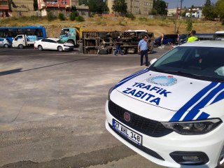 Demir yüklü kamyonet otomobilin üzerine devrildi