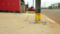 Moradores e empresários iniciam a semana com poste destruído na Avenida das Pombas