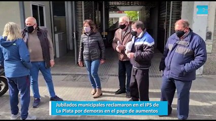 Jubilados municipales reclamaron en el IPS de La Plata por demoras en el pago de aumentos