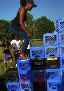 Une femme réalise le crate challenge en talons