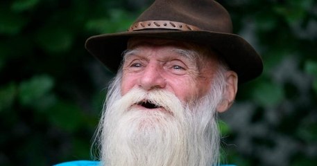 Un octogénaire, expulsé de sa cabane où il vivait depuis 27 ans, s'est vu offrir la somme de 180 000 dollars par un milliardaire