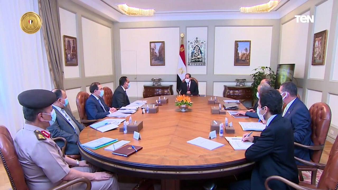 الرئيس عبد الفتاح السيسي يجتمع برئيس مجلس الوزراء وعدد من الوزراء والمسئولين