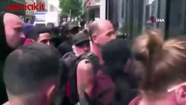 İngiltere'de aşı karşıtları medya binasını bastı! Polis ile arbede yaşandı