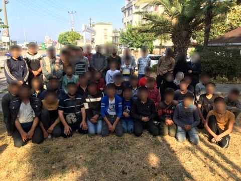 TEM'de durdurulan bir minibüsten 50 kaçak göçmen çıktı: 3 gözaltı