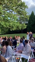 La mariée, Lena Simonne, arrive aux bras de son père.
