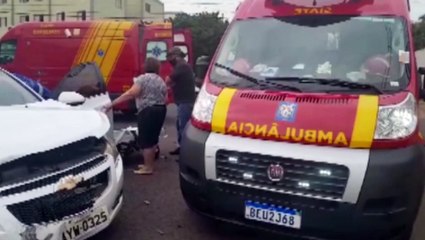 Após colisão carro invade calçada e atinge porta de empresa na Rua das Palmeiras