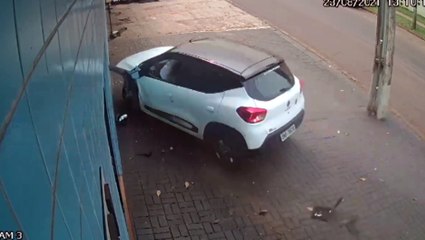 Veja o momento que Kwid invade calçada e atinge frente de loja na Rua das Palmeiras