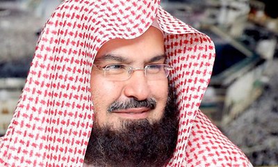 الرئيس العام لشؤون المسجد الحرام يشارك في تنظيف صحن المطاف في الحرم المكي