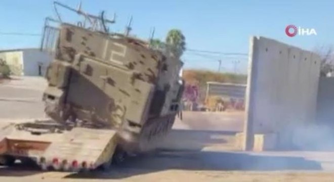 İsrail'de taşıyıcıya yüklenen zırhlı personel taşıyıcı devrildi