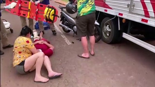 Motociclista fica ferido ao bater contra caminhão na Rua Nereu Ramos, no Bairro Claudete