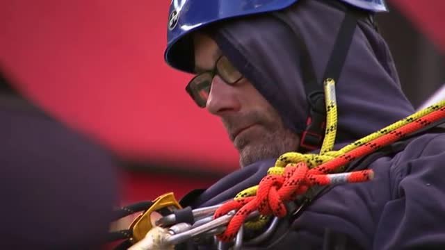 Activistas climáticos cortan el tráfico en Londres encadenándose a un coche