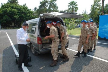 "Elmacı Dede" Amanos Dağları'ndaki Mehmetçiğe Denizli'den üzüm götürdü