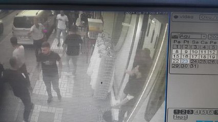 Son dakika... OTOMOBİLDEN CADDE ORTASINDA RASTGELE ATEŞ AÇILDI 1'İ ÇOCUK 2 YARALI