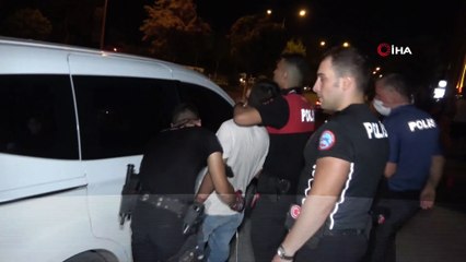 Polislerin geldiğini ruhu bile duymadı...Üst geçitten atlamak üzere olan genci polisler son anda yakaladı