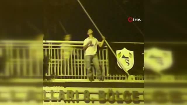 Polislerin geldiğini ruhu bile duymadı...Üst geçitten atlamak üzere olan genci polisler son anda yakaladı