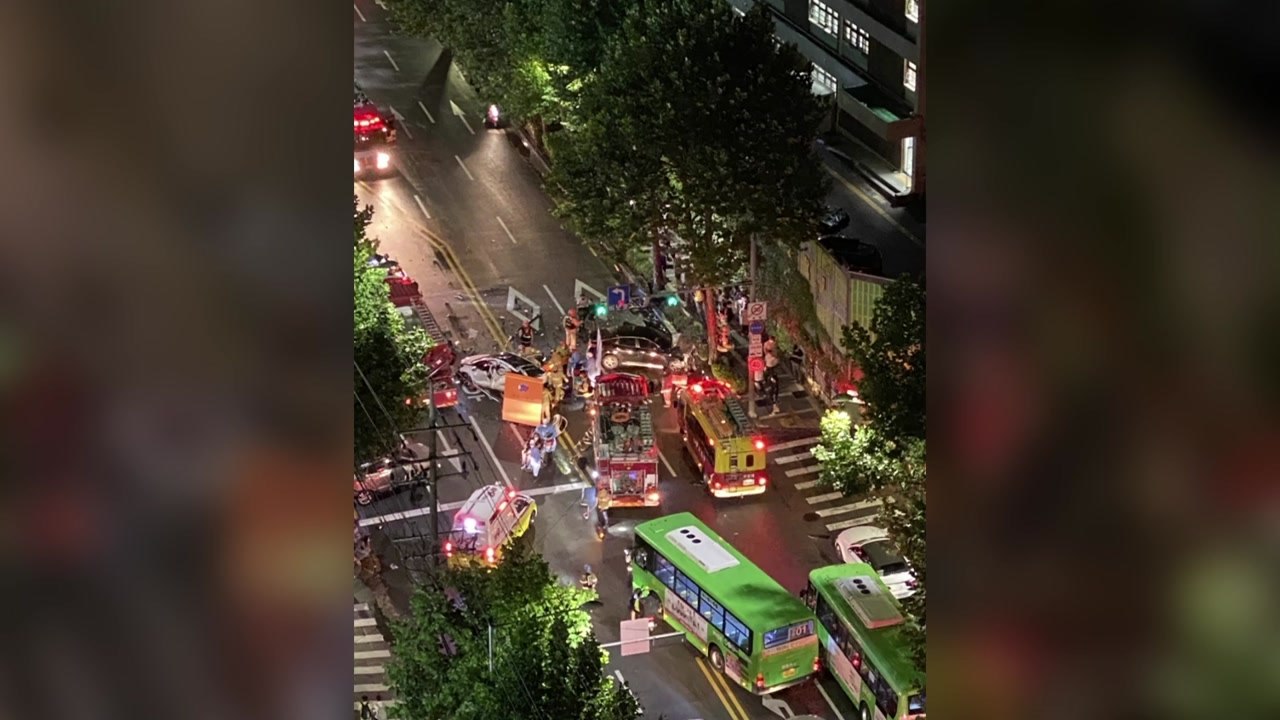 서울 신목중 앞 승용차 3중 충돌...3명 부상 / YTN