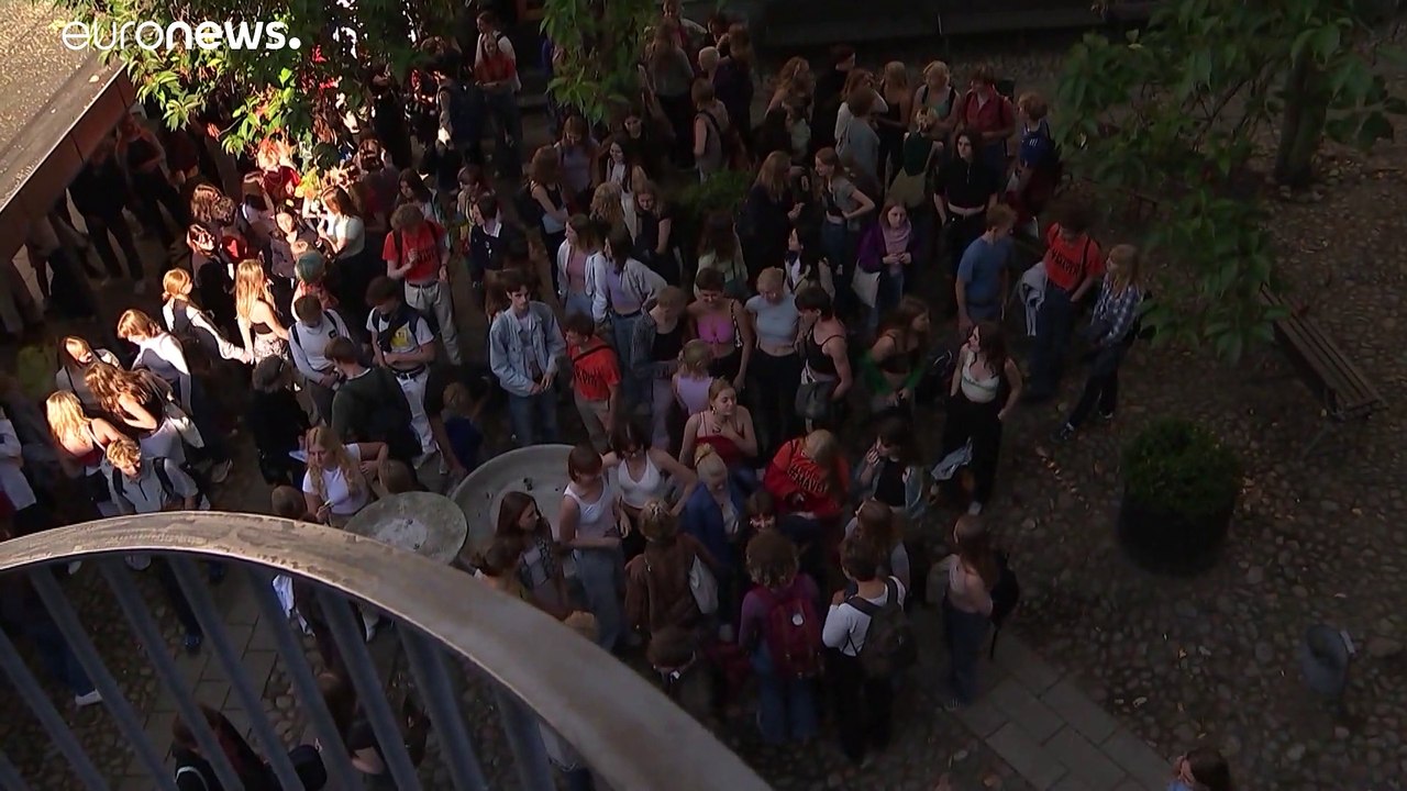 'Ist doch nur ein Bauch': Protest gegen 'Crop Top'-Verbot