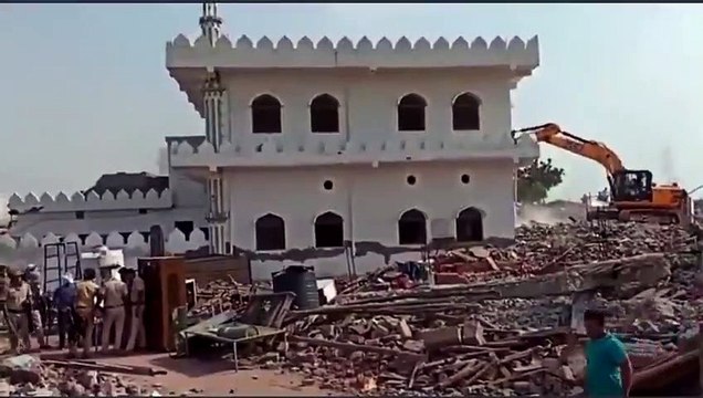 Hindistan, başkent Yeni Delhi yakınındaki tarihi camiyi yıktı