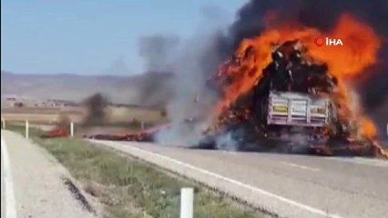 Saman balyası yüklü tırda yangın