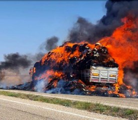 Saman balyası yüklü tırda yangın