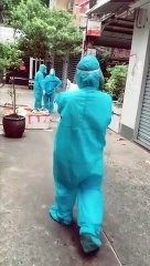 Nữ tình nguyện viên đi test Covid được gia chủ tặng chó mang về