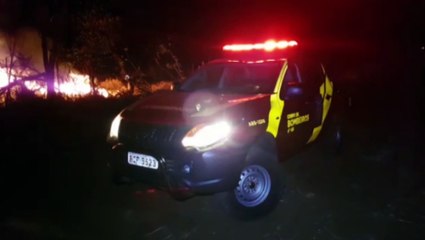 Matagal é tomado pelo fogo no Bairro Esmeralda e Corpo de Bombeiros é mobilizado